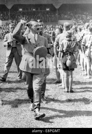 Nürnberger Rallye 1934 in Nürnberg, Deutschland - Adolf Hitler (R) und Leiter der Hitlerjugend (HJ) Baldur von Schirach besichtigen ein Treffen von Mitgliedern der Hitlerjugend auf dem Nazi-Parteigelände. (Qualitätsmängel aufgrund der historischen Bildkopie) Fotoarchiv für Zeitgeschichtee - KEIN KABELDIENST - Stockfoto