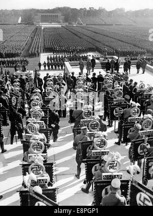 Nürnberger Rallye 1936 in Nürnberg, Deutschland - Rallye-Gelände der Nazis - Blick von der Rednerplattform auf die Parade der Sturmabteilung (SA), Schutzsstaffel (SS) und des Nationalen sozialistischen Kfz-Korps (NSKK) sowie der Ehrenhalle in Luitpoldarena. Adolf Hitler auf der Rednerplattform, Rudolf Hess direkt hinter ihm. (Qualitätsmängel aufgrund der historischen Bildkopie) Fotoarchiv für Zeitgeschichtee – KEIN KABELDIENST – Stockfoto