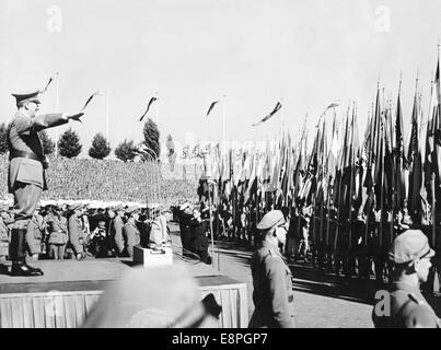 Nürnberger Rallye 1936 in Nürnberg – Adolf Hitler begrüßt die Fahnenträger der Hitlerjugend (HJ) bei den Nazi-Parteikundgebungen. (Qualitätsmängel aufgrund der historischen Bildkopie) Fotoarchiv für Zeitgeschichtee - KEIN KABELDIENST - Stockfoto