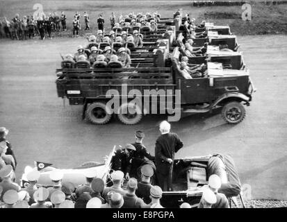 Nürnberger Rallye 1935 in Nürnberg - Ausstellung der Wehrmacht (Streitkräfte) auf dem Nazi-Parteigelände zum Abschluss der Nürnberger Rallye. General Karl Litzmann (RÜCKBLICK) während der Fahrtvergangenheit von Personentransportern. (Qualitätsmängel aufgrund der historischen Bildkopie) Fotoarchiv für Zeitgeschichtee - KEIN KABELDIENST - Stockfoto