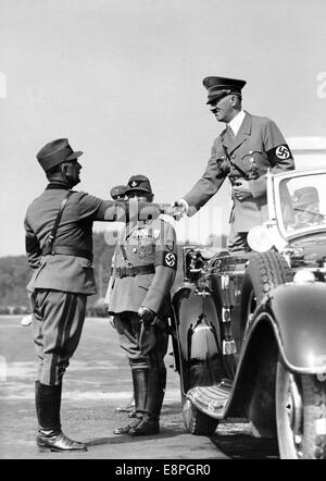 Nürnberger Rallye 1937 in Nürnberg – Adolf Hitler schüttelt während der großen märzzeit der Rad auf dem Nazi-Parteigelände einem Führer des Reich Labour Service (Rad) die Hand. (Qualitätsmängel aufgrund der historischen Bildkopie) Fotoarchiv für Zeitgeschichtee - KEIN KABELDIENST - Stockfoto