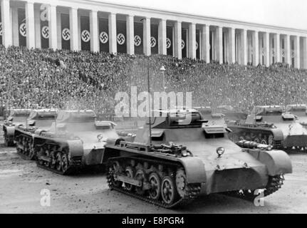 Nürnberger Rallye 1937 in Nürnberg, Deutschland - Nazi-Parteirallye - Demonstration der deutschen Wehrmacht auf Zeppelin-Feld, hier fahren Panzer vor den Hauptstand. (Qualitätsmängel aufgrund der historischen Bildkopie) Fotoarchiv für Zeitgeschichtee - KEIN KABELDIENST - Stockfoto