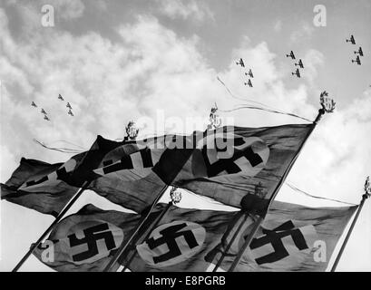 Nürnberger Rallye 1936 in Nürnberg - Demonstration durch die deutsche Wehrmacht, hier die deutsche Luftwaffe. (Qualitätsmängel aufgrund der historischen Bildkopie) Fotoarchiv für Zeitgeschichtee - KEIN KABELDIENST - Stockfoto