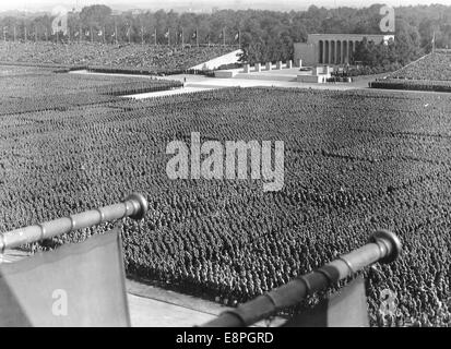 Nürnberger Rallye 1937 in Nürnberg, Deutschland - Nazi-Parteirallye - Sturmabteilung (SA) und Schutstaffel (SS) haben ihre Position in Luitpoldarena übernommen. Die Ehrenhalle ist im Hintergrund zu sehen. (Qualitätsmängel aufgrund der historischen Bildkopie) Fotoarchiv für Zeitgeschichtee - KEIN KABELDIENST - Stockfoto