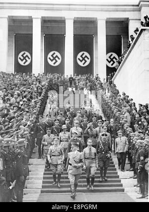Nürnberger Rallye 1936 in Nürnberg - Adolf Hitler geht die Treppe der Tribüne hinunter, um die märzzeit der Nazi-Armee (Wehrmacht) auf dem Zeppelin-Feld auf dem Nazi-Parteigelände zu akzeptieren. Hinter Hitler rechts: Reichsminister Rudolf Hess. (Qualitätsmängel aufgrund der historischen Bildkopie) Fotoarchiv für Zeitgeschichtee - KEIN KABELDIENST - Stockfoto