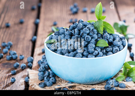 Große Portion frisch geernteten Heidelbeeren auf hölzernen Hintergrund (close-up erschossen) Stockfoto