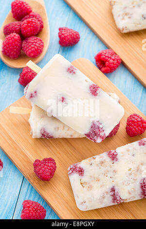 Gefrorener Joghurt mit Haferflocken und Himbeeren Stockfoto