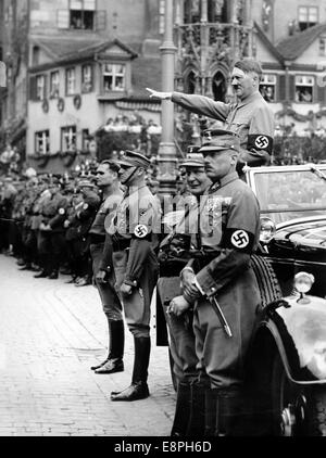 Nürnberger Rallye 1937 in Nürnberg - Adolf Hitler berichtet über eine Parade der Sturmabteilung (SA) auf dem Adolf-Hitler-Platz (Hauptmarkt). Vor Hitler von links nach rechts: Reichsminister Rudolf Hess, Stabschef der SA Viktor Lutze, Reichsminister Hermann Göring und SA-Beamter Franz von Pfeffer. (Qualitätsmängel aufgrund der historischen Bildkopie) Fotoarchiv für Zeitgeschichtee - KEIN KABELDIENST - Stockfoto