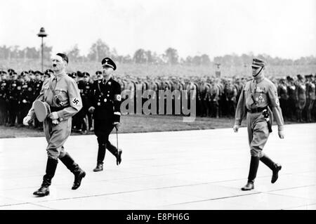 Nürnberger Rallye 1937 in Nürnberg, Deutschland - Rallye der Nazipartei - Adolf Hitler geht nach dem Gedenken an die Toten in der Ehrenhalle mit Reichsführer Heinrich Himmler (2-L) und Kommandeur der Sturmabteilung (SA) Viktor Lutze (R) zur Sprecherplattform. (Qualitätsmängel aufgrund der historischen Bildkopie) Fotoarchiv für Zeitgeschichtee - KEIN KABELDIENST - Stockfoto