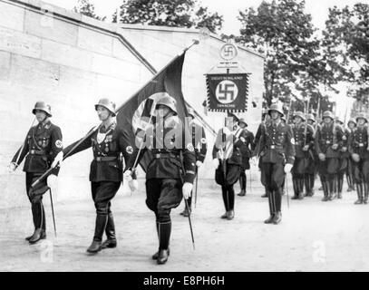 Nürnberg-Rallye-1937 in Nürnberg - Weihe der neuen Normen mit "Blut Flagge" von Adolf Hitler (nicht abgebildet) während der Appell der Sturmabteilung (SA), Schutzstaffel (SS), nationale sozialistische Motor-Korps (NSKK) und nationalen sozialistischen Flyer Corps (NSFK) am Puitpoldarena auf dem Gelände der Nazi-Partei Rallye, hier Eingang von der "Blut-Flagge" getragene "Träger des Blut-Flagge" Jakob Grimminger. Neue Maßstäbe der SA und SS wurden durch Berühren der Blut-Flagge, die angeblich in der gescheiterten Bier Hall Putsch durchgeführt wurde "geweiht" (Achtung: Originalkopie gewesen Retouc Stockfoto