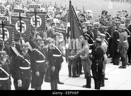 Nürnberger Rallye 1937 in Nürnberg - Konsecration neuer Standards mit der "Blutflagge" durch Adolf Hitler während des Appells der Sturmabteilung (SA), Schutzstaffel (SS), des Nationalen Sozialistischen Kfz-Korps (NSKK) und des Nationalen Sozialistischen Flyerkorps (NSFK) in Puitpoldarena auf dem Nazi-Parteigelände. Neue Standards von SA und SS wurden "geweiht", indem sie mit der "Blutflagge" verbunden wurden, die angeblich in der gescheiterten Bierhalle Putsch getragen wurde. (Qualitätsmängel aufgrund der historischen Bildkopie) Fotoarchiv für Zeitgeschichtee - KEIN KABELDIENST - Stockfoto