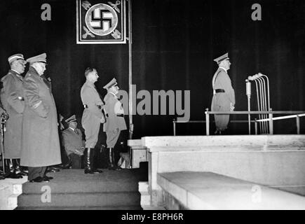 Nürnberger Rallye 1937 in Nürnberg, Deutschland - Adolf Hitler hält eine Rede in einer Atmosphäre, die von Suchscheinwerfern vor den politischen Führern des NSDAP, 110.000 von ihnen haben sich - laut Nazi-Nachrichten - für einen Appell auf dem Zeppelin-Feld auf dem Nazi-Parteigelände angemeldet. Auf dem Podium von rechts nach links Adolf Hitler, Leiter der deutschen Arbeitsfront Robert Ley, Reichsminister Rudolf Hess, Oberst General Hermann Göring und Hitlers Chefanadjutant Wilhelm Brueckner. (Qualitätsmängel aufgrund der historischen Bildkopie) Fotoarchiv für Zeitgeschichtee - KEIN KABELDIENST - Stockfoto