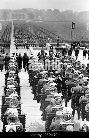 Nürnberger Rallye 1937 in Nürnberg, Deutschland - Rallye der Nazis - Blick auf Luitpoldarena während einer Rede von Adolf Hitler vor den Einheiten der Sturmtruppe (SA), Schutzstaffel (SS), des Nationalen Sozialistischen Kfz-Korps (NSKK) und des Nationalen Sozialistischen Flyerkorps (NSFK). Im Hintergrund: Die Ehrenhalle. (Qualitätsmängel aufgrund der historischen Bildkopie) Fotoarchiv für Zeitgeschichtee - KEIN KABELDIENST - Stockfoto