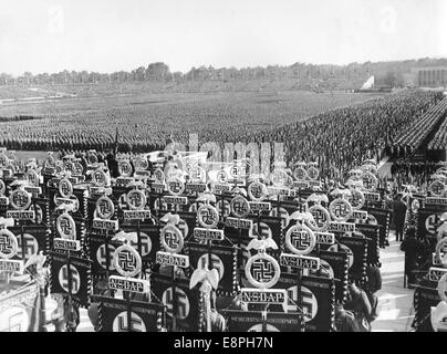 Nürnberger Rallye 1936 in Nürnberg, Deutschland - Rallye-Gelände der Nazipartei - Blick auf die Formationen Sturmtruppe (SA), Schutzstaffel (SS) und Nationales sozialistisches Kfz-Korps (NSKK). Adolf Hitler steht auf der Lautsprecherplattform. (Qualitätsmängel aufgrund der historischen Bildkopie) Fotoarchiv für Zeitgeschichtee - KEIN KABELDIENST - Stockfoto