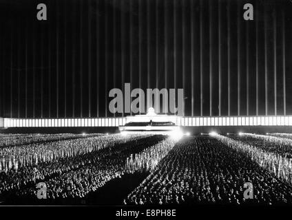 Nürnberg-Rallye 1937 in Nürnberg - Blick auf den Appell der politischen Führer der NSDAP (NSDAP) am Zeppelinfeld auf dem Gelände der Nazi-Partei-Rallye. Originaltext der Propaganda! von Nazi-Berichterstattung auf der Rückseite des Bildes: "der große Appell der politischen Führer fand an diesem Abend 110.000 davon gefallen in Formation in zwölf riesige Blöcke. Die Scheinwerfer plötzlich flammte auf und erstellt eine phantastische Farbe Symphonie in eine überwältigende Begeisterung des Lichts in braun und rot und weiß in glitzerndem Silber und Gold. Unser Bild: die magisch beleuchtete Ze Stockfoto