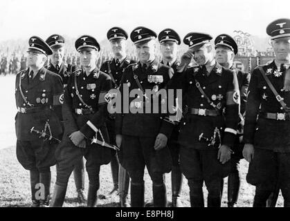 Nürnberger Rallye 1937 in Nürnberg, Deutschland - Rallye der Nazi-Partei - SS-Obergruppenfuehrer und Polizeichef Karl von Eberstein (2. Reihe, links) und SS-Gruppenführer Theodor Berkelmann während des Appells der Sturmabteilung (SA), Schutzstaffel (SS), National Socialist Motor Corps (NSKK) und National Socialist Flyers Corps (NSFK) in der Luitpold Arena. (Qualitätsmängel aufgrund der historischen Bildkopie) Fotoarchiv für Zeitgeschichtee - KEIN KABELDIENST - Stockfoto