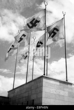 Nürnberger Rallye 1936 in Nürnberg - Flaggen mit Hakenkreuz auf dem Nazi-Parteigelände. (Qualitätsmängel aufgrund der historischen Bildkopie) Fotoarchiv für Zeitgeschichtee - KEIN KABELDIENST - Stockfoto