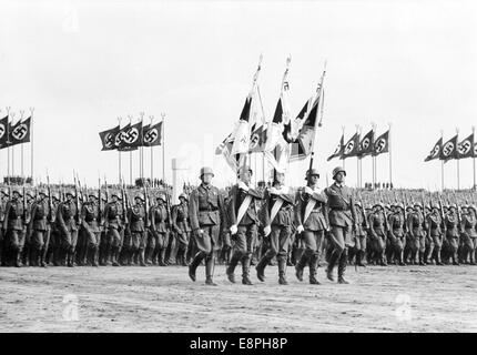 Nürnberger Rallye 1937 in Nürnberg, Deutschland - Nazi-Parteirallye - Demonstration der deutschen Wehrmacht auf Zeppelin-Feld, hier Infanterieparade. (Qualitätsmängel aufgrund der historischen Bildkopie) Fotoarchiv für Zeitgeschichtee - KEIN KABELDIENST - Stockfoto