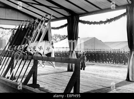 Flag Parade der Reichswehr auf dem Reichsparteitag 1935 Stockfotografie ...