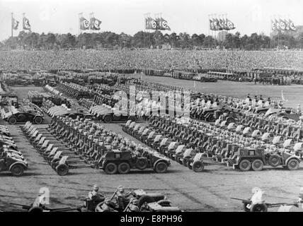 Nürnberger Rallye 1937 in Nürnberg - Demonstration der Nazi-Streitkräfte (Wehrmacht) auf Zeppelin-Feld, hier Panzerabwehrwaffen. (Qualitätsmängel aufgrund der historischen Bildkopie) Fotoarchiv für Zeitgeschichtee - KEIN KABELDIENST - Stockfoto