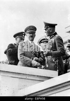 Nürnberger Rallye 1937 in Nürnberg, Deutschland - Nazi-Parteirallye - Demonstration der Nazi-Streitkräfte (Wehrmacht) auf dem Zeppelin-Feld, hier spricht Adolf Hitler mit dem Generalminister des Reiches, Feldmarschall Werner von Blomberg auf der Tribüne. (Qualitätsmängel aufgrund der historischen Bildkopie) Fotoarchiv für Zeitgeschichtee - KEIN KABELDIENST - Stockfoto