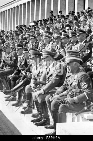 Nürnberger Rallye 1938 in Nürnberg - Adolf Hitler präsentiert die Ereignisse für den "Tag der Gemeinschaft" von der Haupttribüne auf Zeppelin-Feld auf dem Nazi-Parteigelände. Rechts vorne Reich Sports Leader Hans von Tschammer und Osten. (Qualitätsmängel aufgrund der historischen Bildkopie) Fotoarchiv für Zeitgeschichtee - KEIN KABELDIENST - Stockfoto