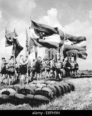 Nürnberger Rallye 1938 in Nürnberg, Deutschland - Eine Gruppe der Hitlerjugend (HJ) von Sachsen mit Flaggen mit dem Gau-Emblem (Kaiseradler mit Schwert und Hammer) anlässlich einer Rallye im Stadion der Hitlerjugend auf dem Nazi-Parteigelände. (Qualitätsmängel aufgrund der historischen Bildkopie) Fotoarchiv für Zeitgeschichtee - KEIN KABELDIENST - Stockfoto