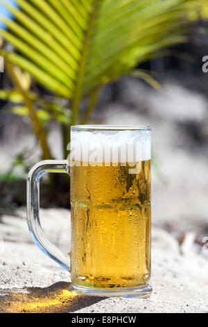 Gläser Bier am Strand, niemand Stockfoto