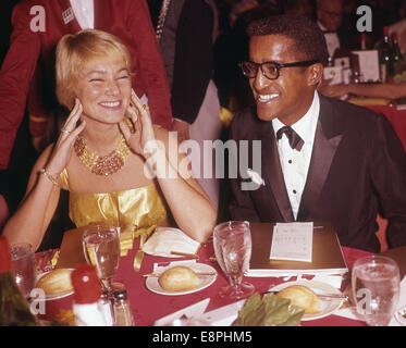 SAMMY DAVIS JR. mit Frau kann Britt um 1960 Stockfoto