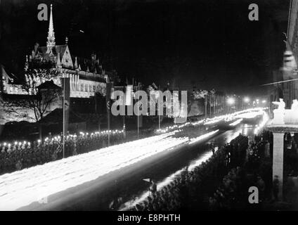 Nürnberger Rallye 1937 in Nürnberg - die große Fackelprozession der politischen Führer marschiert an Adolf Hitler (R) auf dem Balkon vorbei oh Hotel 'Deutscher Hof'. (Qualitätsmängel aufgrund der historischen Bildkopie) Fotoarchiv für Zeitgeschichtee - KEIN KABELDIENST - Stockfoto