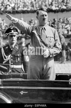 Nürnberger Rallye 1938 in Nürnberg - Adolf Hitler steht im Auto und begrüßt im märz Gruppen des NSDAP und der Sturmabteilung (SA) auf dem Adolf-Hitler-Platz. (Qualitätsmängel aufgrund der historischen Bildkopie) Fotoarchiv für Zeitgeschichtee - KEIN KABELDIENST - Stockfoto