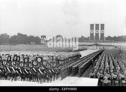 Nürnberger Rallye in Nürnberg, Deutschland - Rallye der Nazipartei - Marschieren der Standards für den großen Appell der Sturmabteilung (SA), Schutzstaffel (SS), des Nationalen Sozialistischen Kfz-Korps (NSKK) und des Nationalen Sozialistischen Flyerkorps (NSFK). (Qualitätsmängel aufgrund der historischen Bildkopie) Fotoarchiv für Zeitgeschichtee - KEIN KABELDIENST - Stockfoto