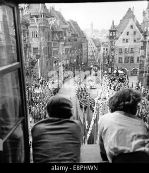 Nürnberger Rallye 1938 in Nürnberg - Blick aus einem Fenster der märzgeschichte von Gruppen des NSDAP und der Sturmabteilung (SA) auf dem Adolf-Hitler-Platz. (Qualitätsmängel aufgrund der historischen Bildkopie) Fotoarchiv für Zeitgeschichtee - KEIN KABELDIENST - Stockfoto