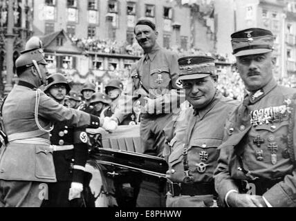 Nürnberger Rallye 1938 in Nürnberg - Adolf Hitler begrüßt Chef der Deutschen Polizei Kurt Daluege anlässlich der märzgeschichte der Polizei auf dem Adolf-Hitler-Platz. Auf der linken Seite Reichsführer der Schutzstaffel (SS) Heinrich Himmler. Rechts: Reichsminister Hermann Göring und Schustzstaffel (SA) offizieller Franz von Pfeffer (R). (Qualitätsmängel aufgrund der historischen Bildkopie) Fotoarchiv für Zeitgeschichtee - KEIN KABELDIENST - Stockfoto