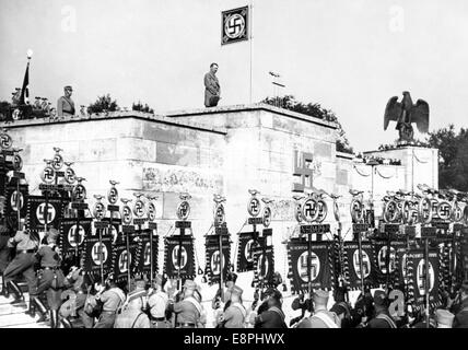 Nürnberger Rallye in Nürnberg, Deutschland - Märzende der Standards von Adolf Hitler und ihre Gründung auf den Tribünen für den großen Appell der Sturmabteilung (SA), Schutzstaffel (SS), des Nationalen Sozialistischen Kfz-Korps (NSKK) und des Nationalen Sozialistischen Flyerkorps (NSFK) in Luitpoldarena auf dem Nazi-Parteigelände. (Qualitätsmängel aufgrund der historischen Bildkopie) Fotoarchiv für Zeitgeschichtee - KEIN KABELDIENST - Stockfoto