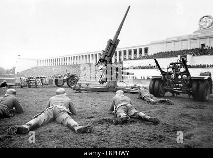 Nürnberger Rallye in Nürnberg, Deutschland - Nazi-Parteirallye - Ausstellung der deutschen Wehrmacht auf Zeppelin-Feld, hier eine Panzerabwehreinheit. (Qualitätsmängel aufgrund der historischen Bildkopie) Fotoarchiv für Zeitgeschichtee - KEIN KABELDIENST - Stockfoto