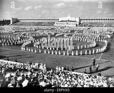 Nürnberger Rallye in Nürnberg, Deutschland - Tanzvorstellung am „Tag der Gemeinschaft“ auf Zeppelin-Feld auf dem Nazi-Parteigelände präsentieren hier 5.000 Mitglieder der Liga der Deutschen Mädchen (BDM) Volkstänze, im Hintergrund die Haupttribüne. (Qualitätsmängel aufgrund der historischen Bildkopie) Fotoarchiv für Zeitgeschichtee - KEIN KABELDIENST - Stockfoto