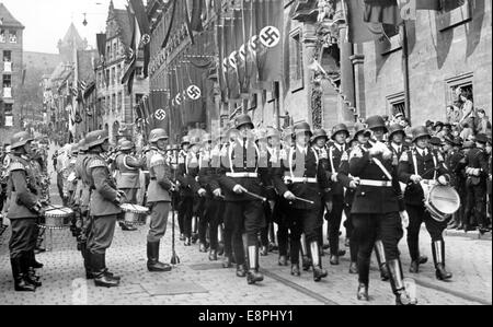 Nürnberger Rallye 1938 in Nürnberg - Marsch zum Rathaus für den Empfang von Adolf Hitler. (Qualitätsmängel aufgrund der historischen Bildkopie) Fotoarchiv für Zeitgeschichtee - KEIN KABELDIENST - Stockfoto