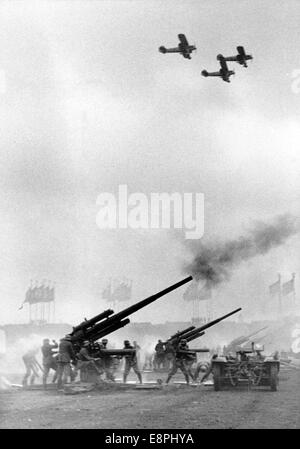 Nürnberger Rallye in Nürnberg - Nazi-Parteirallye - Ausstellung der deutschen Wehrmacht auf Zeppelin-Feld, hier Verteidigung gegen einen Panzerangriff mit Artilleriewaffen und Flugzeugen. (Qualitätsmängel aufgrund der historischen Bildkopie) Fotoarchiv für Zeitgeschichtee - KEIN KABELDIENST - Stockfoto