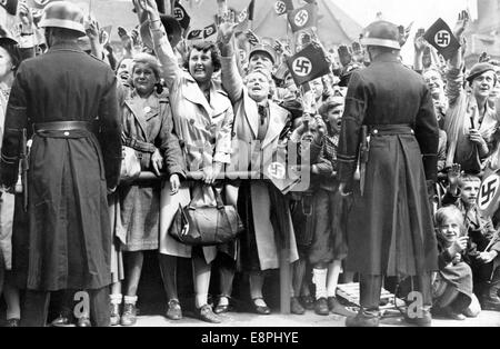 Nürnberger Rallye in Nürnberg - die Bevölkerung jubelt Adolf Hitler. (Qualitätsmängel aufgrund der historischen Bildkopie) Fotoarchiv für Zeitgeschichtee - KEIN KABELDIENST - Stockfoto