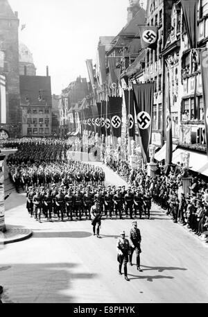 Nürnberger Rallye 1938 in Nürnberg, Deutschland - so genannter „März der 120.000“ (ausgewählte Mitglieder des NSDAP und ihre Gruppen) auf dem Adolf-Hitler-Platz (hauptmarkt), hier Reich-Sportführer Hans von Tschammer und Osten vor den Gewinnern der Paramilitärsportarten und Hitler-Jugendwettbewerbe. (Qualitätsmängel aufgrund der historischen Bildkopie) Fotoarchiv für Zeitgeschichtee - KEIN KABELDIENST - Stockfoto