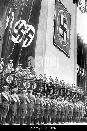 Nürnberger Rallye in Nürnberg - Marschieren der Standards in die Luitpold-Halle auf dem Nazi-Parteigelände. (Qualitätsmängel aufgrund der historischen Bildkopie) Fotoarchiv für Zeitgeschichtee - KEIN KABELDIENST - Stockfoto
