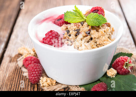 Schüssel mit frischen gemacht Raspberry-Joghurt und Obst Stockfoto