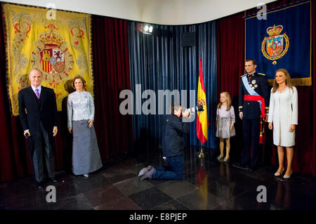 Madrid, Spanien. 12. Oktober 2014. Die Wachsfiguren der spanische König Juan Carlos (L-R), Königin Sofia, Prinzessin Leonor, König Felipe und Königin Letizia gesehen in Madrid Wax Museum in Madrid, Spanien, 12. Oktober 2014. Foto: Patrick van Katwijk / - NO-Draht-SERVICE-/ Dpa/Alamy Live News Stockfoto