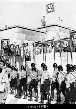 Nürnberger Rallye 1938 in Nürnberg, Deutschland - März-Vergangenheit der Standards von Adolf Hitler und ihre Gründung auf der Tribüne für den großen Appell der Sturmtruppe (SA), Schutzstaffel (SS), National Socialist Motor Corps (NSKK) und National Socialist Flyers Corps (NSFK) in Puitpoldarena auf dem Nazi-Parteigelände. (Qualitätsmängel aufgrund der historischen Bildkopie) Fotoarchiv für Zeitgeschichtee - KEIN KABELDIENST - Stockfoto