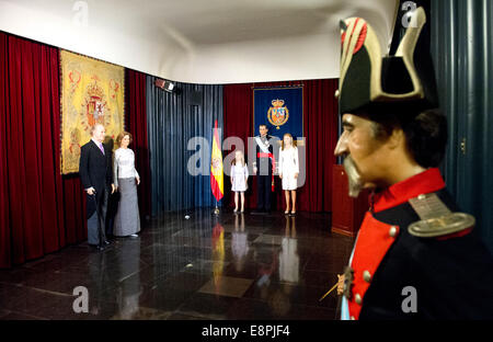 Madrid, Spanien. 12. Oktober 2014. Die Wachsfiguren der spanische König Juan Carlos (L-R), Königin Sofia, Prinzessin Leonor, König Felipe und Königin Letizia gesehen in Madrid Wax Museum in Madrid, Spanien, 12. Oktober 2014. Foto: Patrick van Katwijk / - NO-Draht-SERVICE-/ Dpa/Alamy Live News Stockfoto