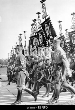 Nürnberger Rallye 1937 in Nürnberg - März-in der Standards für den großen Appell der SA (Sturmabteilung), SS (Schutzstaffel), NSKK (Nationales sozialistisches Kfz-Korps) und NSFK (Nationales sozialistisches Flyerkorps) in Luitpoldarena auf dem Nürnberger Rallengelände. Fotoarchiv für Zeitgeschichtee – KEIN KABELDIENST – Stockfoto