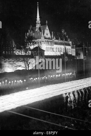 Nürnberger Rallye 1937 in Nürnberg - März-vorbei der großen Fackelprozession der politischen Führer vor Adolf Hitler auf dem Balkon des Hotels "Deutscher Hof". Fotoarchiv für Zeitgeschichtee – KEIN KABELDIENST – Stockfoto