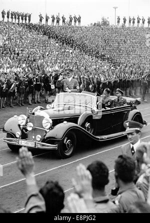 Nürnberger Rallye 1938 in Nürnberg – Adolf Hitler fährt am Ende des Appells der Hitlerjugend im „Stadion der Hitlerjugend“ auf dem Nazi-Parteigelände vorbei und begrüßt die Mitglieder der Hitlerjugend. (Qualitätsmängel aufgrund der historischen Bildkopie) Fotoarchiv für Zeitgeschichtee - KEIN KABELDIENST - Stockfoto