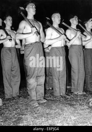 Nürnberger Rallye 1936 in Nürnberg - Adolf Hitler inspiziert die Werkscharen. Fotoarchiv für Zeitgeschichtee – KEIN KABELDIENST – Stockfoto